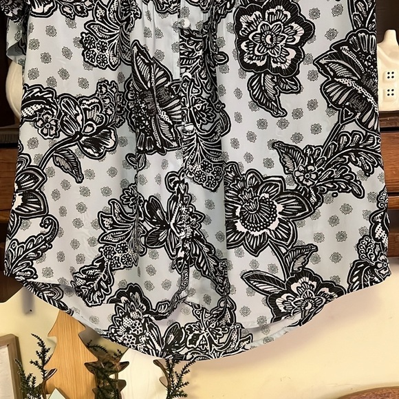EXPRESS Black/Pale Blue/Cream Floral Cold Shoulder Button Up Blouse, Small, GUC. - Picture 7 of 9
